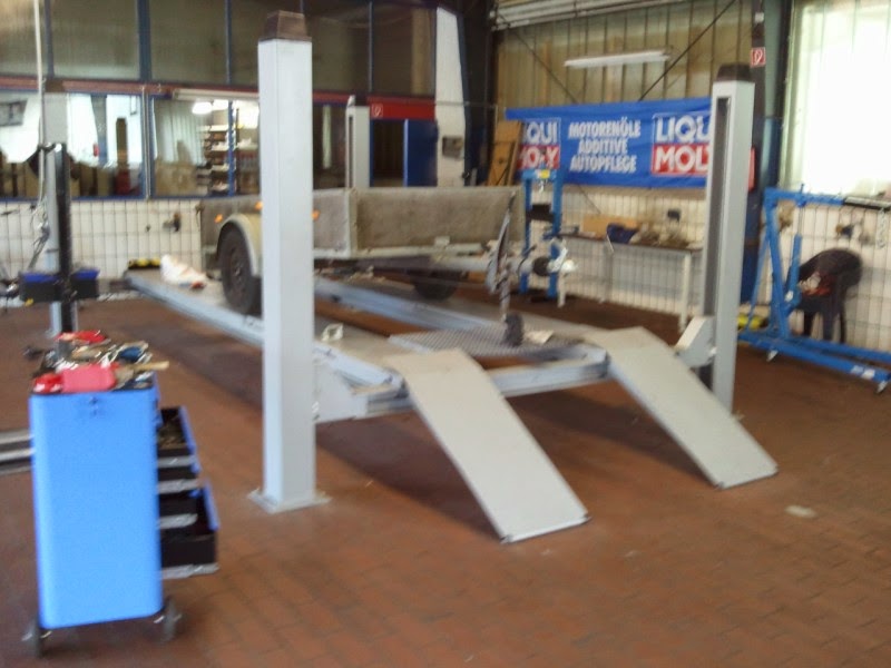 Moderner Pr&uuml;fstand f&uuml;r HU und AU